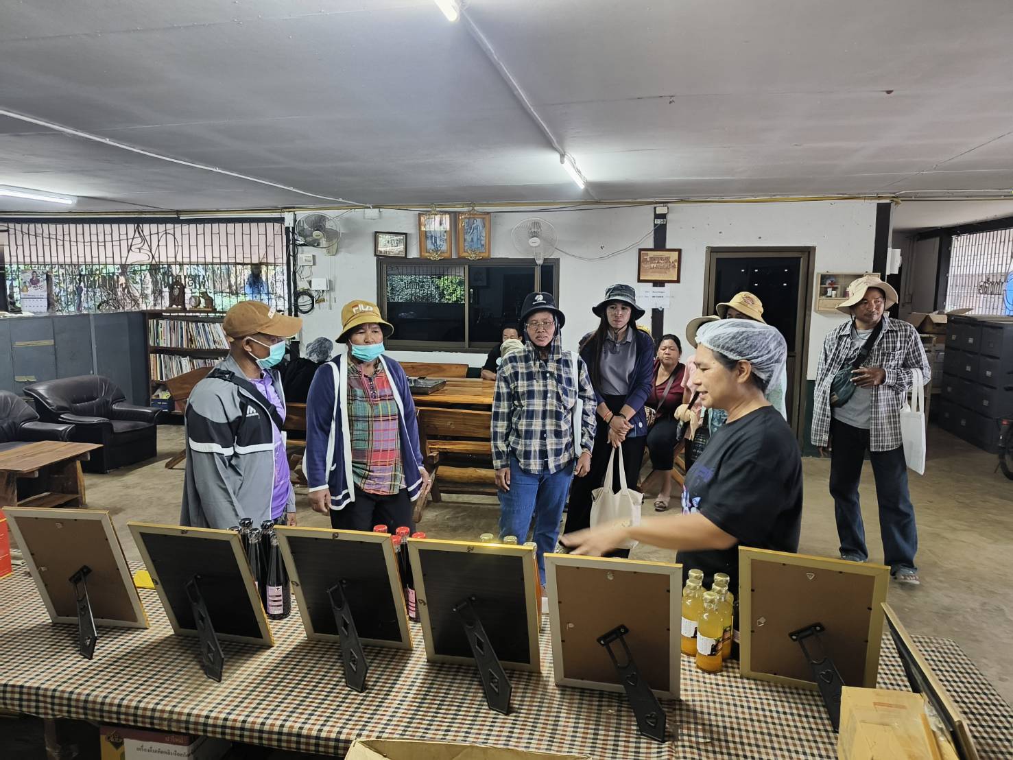 title - วันที่ 23 มกราคม 2569 นายประเสริฐ กาญจนเกียรติกุล ปฏิรูปที่ดินจังหวัดบุรีรัมย์ มอบหมายให้นายธงชัย ใจกล้า เจ้าหน้าที่ปฏิรูปที่ดิน นำเกษตรกรภายใต้โครงการพัฒนาเกษตรกรรมยั่งยืนในเขตปฏิรูปที่ดินจำนวน 11 ราย เข้าศึกษาดูงานสถานีวิจัยการเกษตรและพัฒนาโครงการหลวงโนนดินแดง